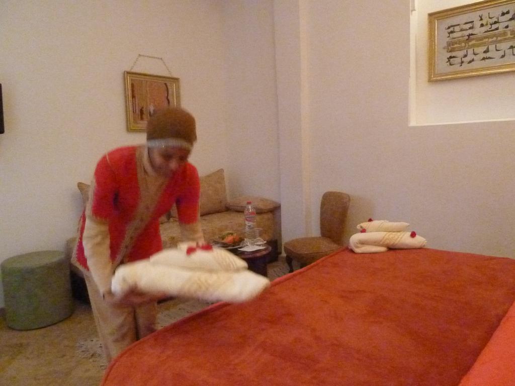 فندق رياض فيفا مراكش المظهر الخارجي الصورة A chambermaid making a bed
