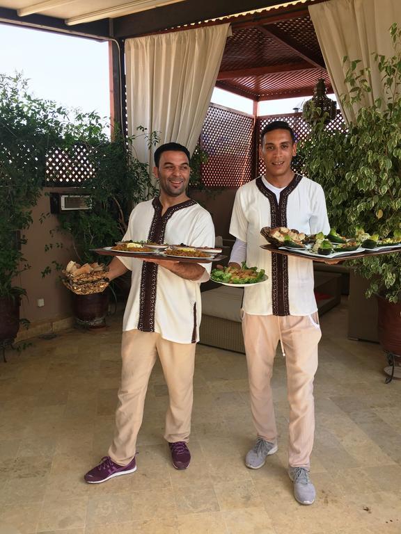 فندق رياض فيفا مراكش المظهر الخارجي الصورة Moroccan waiters serving food